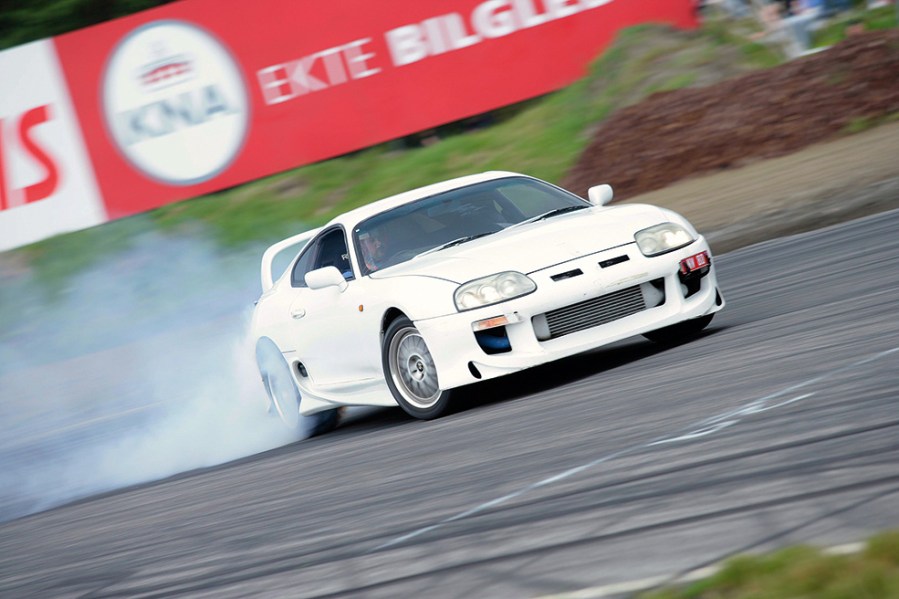 Toyota Supra Mk4 drifting with a limited slip differential