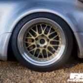 The gold alloy and tyre of a Porsche 964