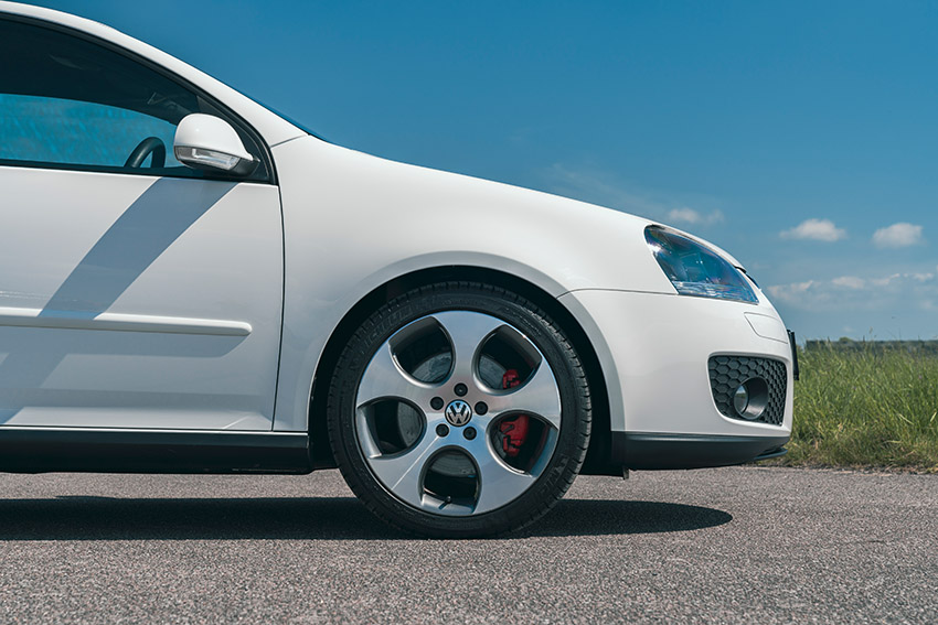 Front wheels of VW golf GTI Mk5