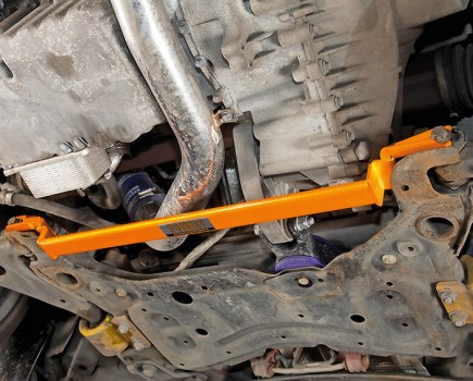 Front strut brace with engine and suspension bushes