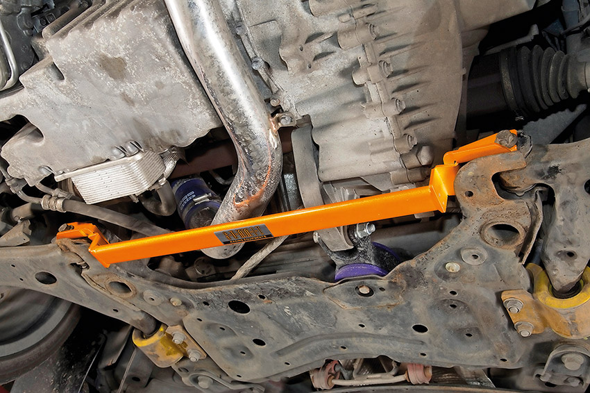 Front strut brace with engine and suspension bushes