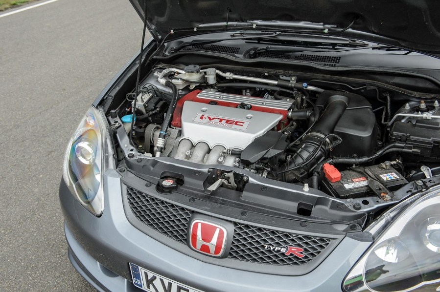 The engine bay of a stock Honda Civic Type R EP3