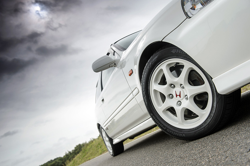 Front wheels on Honda Civic Type R EK9