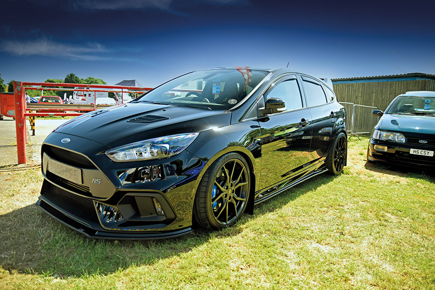 Car photography - reflections on black Focus RS