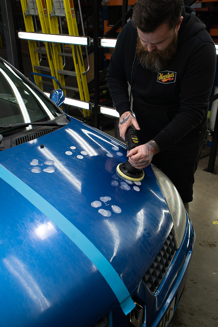 Applying cutting compound to Renault clio 