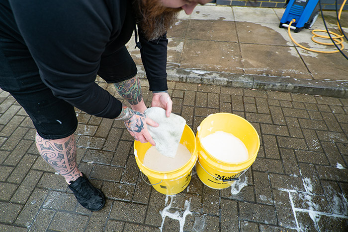 how to wash your car with a mitt 