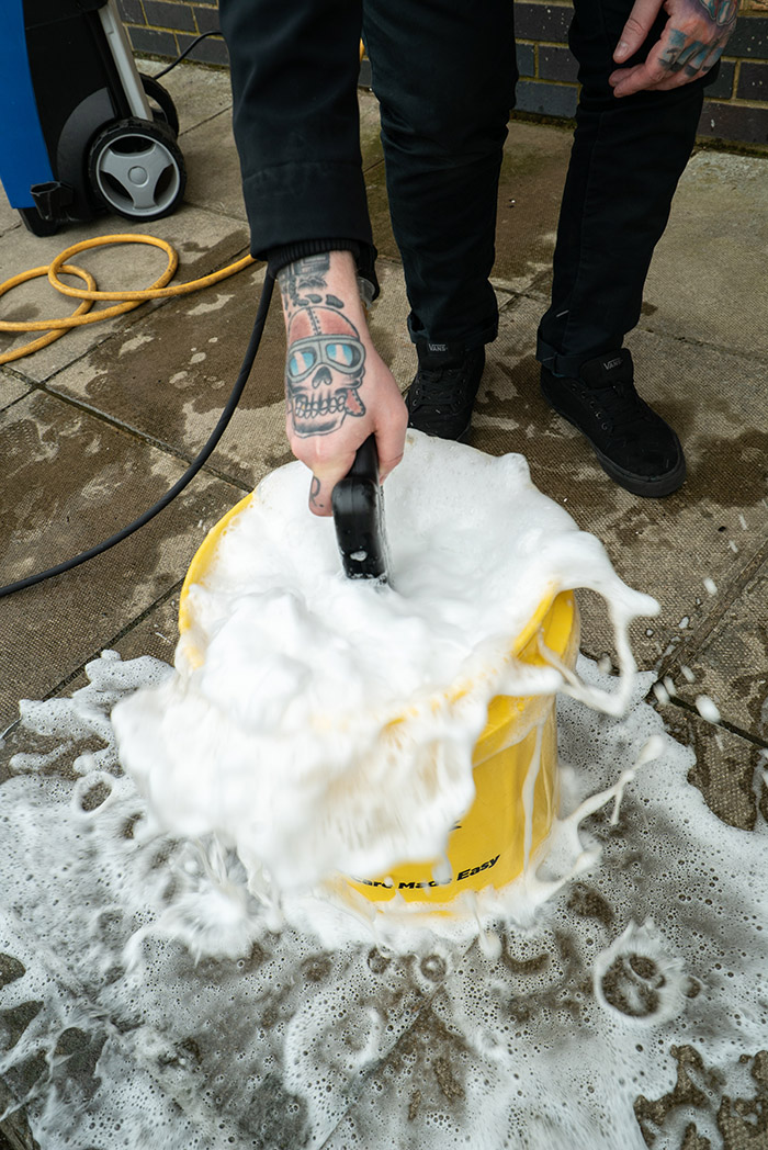 Using a jet washer to froth the shampoo