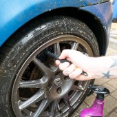 Wheel brushes agitate dirt on alloy wheels