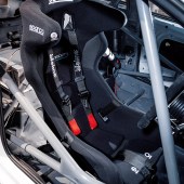 Race bucket seats in VW Golf GTI Mk7 Race Car