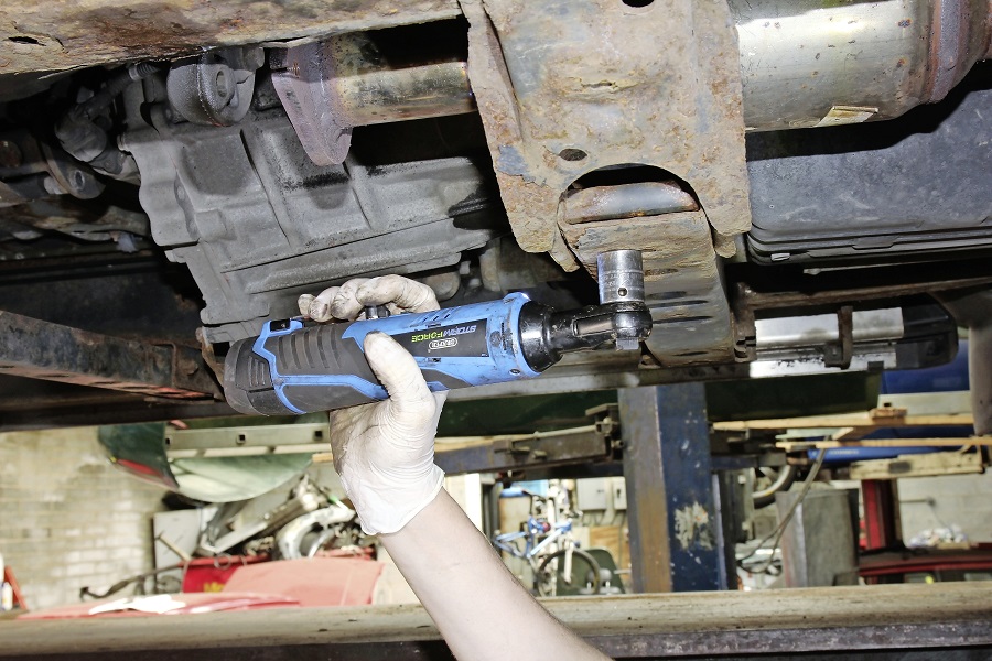 Draper Storm Force cordless ratchet in use.