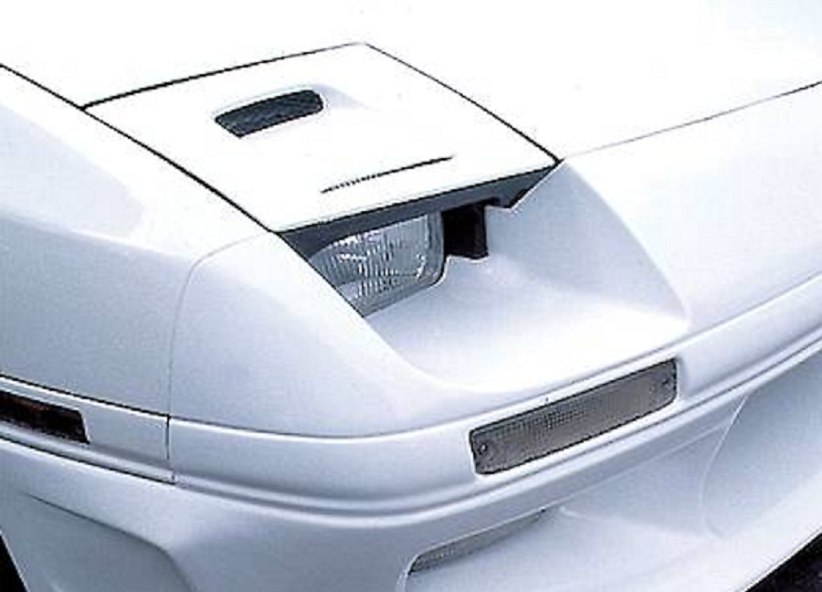 A Mazda RX-7 FC fitted with a headlight duct.
