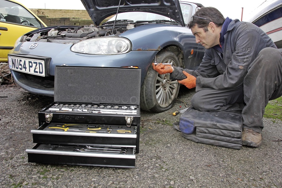 The Sealey Siegen tool set being used on a Mazda MX-5.