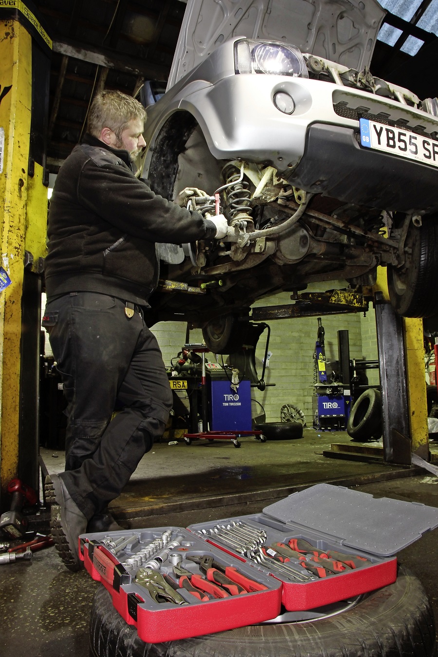 A Teng Tools kit being used on a Jimny