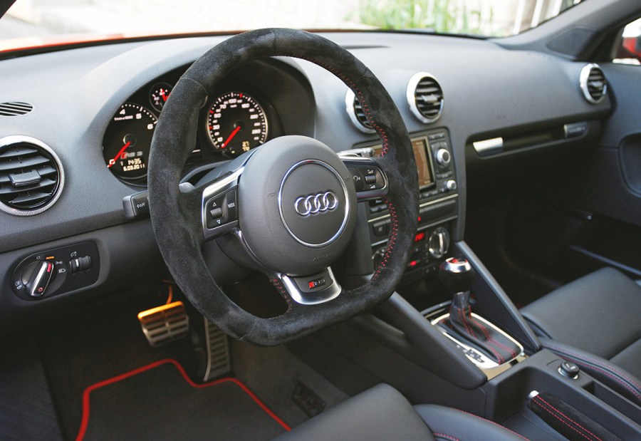 Flat-bottom steering wheel