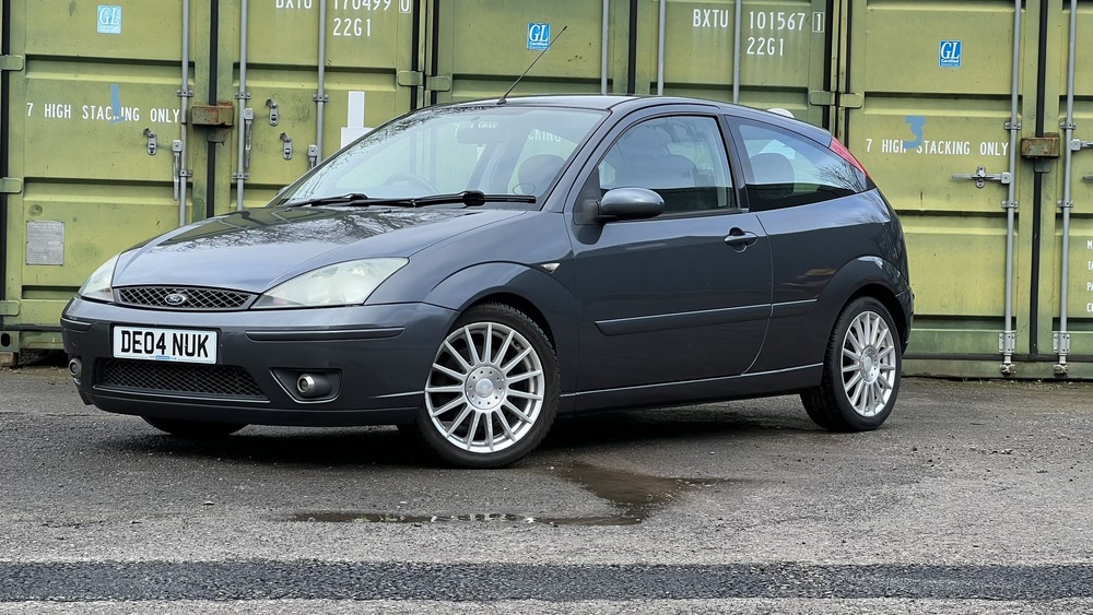 front three-quarter image of Ford Focus ST170