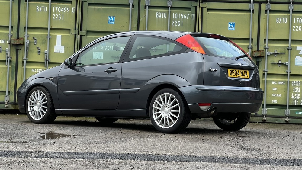 Rear image of grey Ford Focus ST170