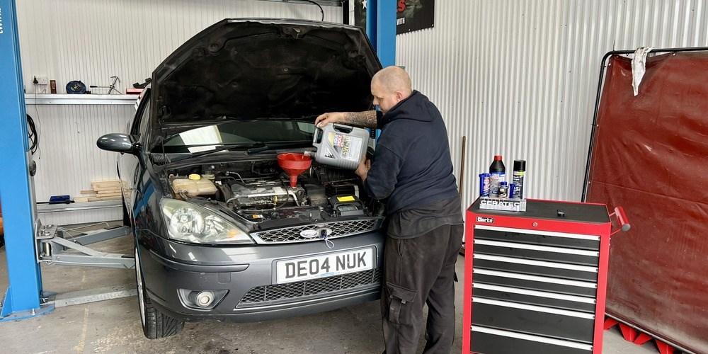 mechanic completing engine service on Ford Focus ST170