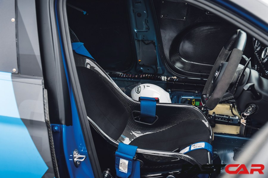 carbon fibre bucket seats 