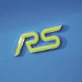 A close up of the yellow RS badge on the exterior of a bright blue Ford Focus RS Mk3