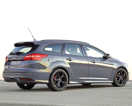 A rear right side shot of a grey Ford Focus ST Mk3 Diesel